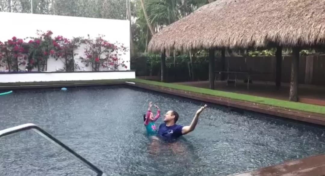 Alan Tacher disfrutó de uno de los milagros de la naturaleza con su hija Michelle cuando se encontraban en la alberca y los sorprendió la lluvia.
<br>