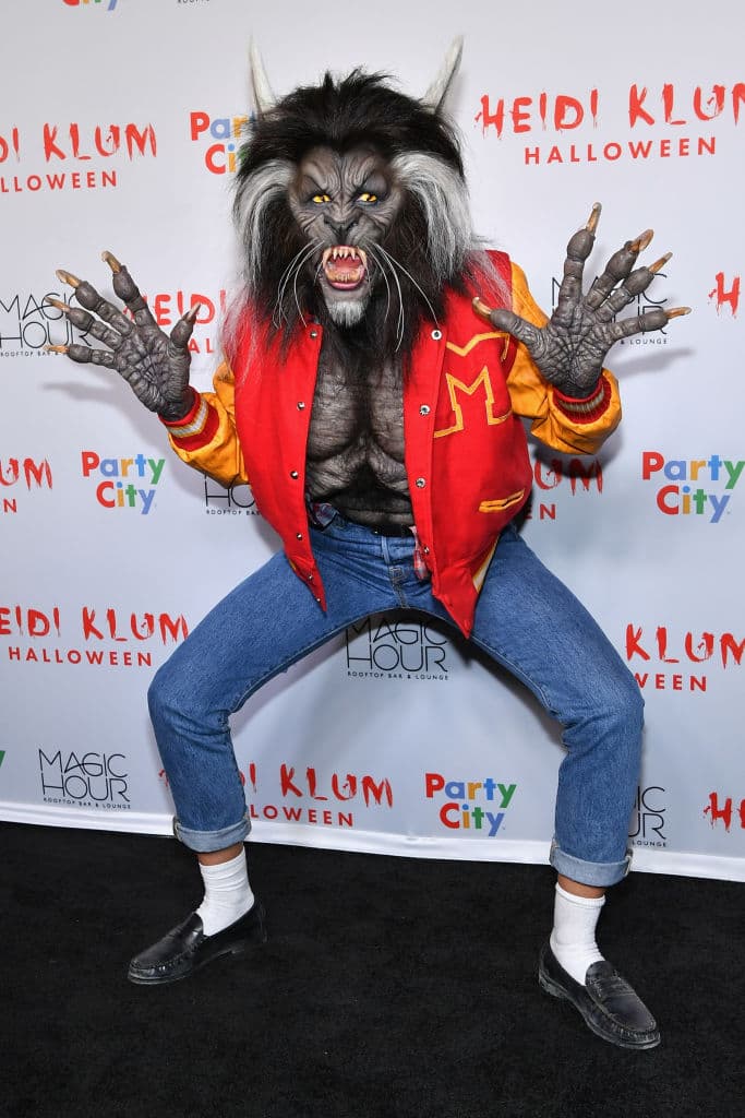 <b>Heidi Klum</b> organiza una de las mejores fiestas de disfraces y en una ocasión, se vistió como Michael Jackson en su personificación del lobo, en el video de 'Thriller'.