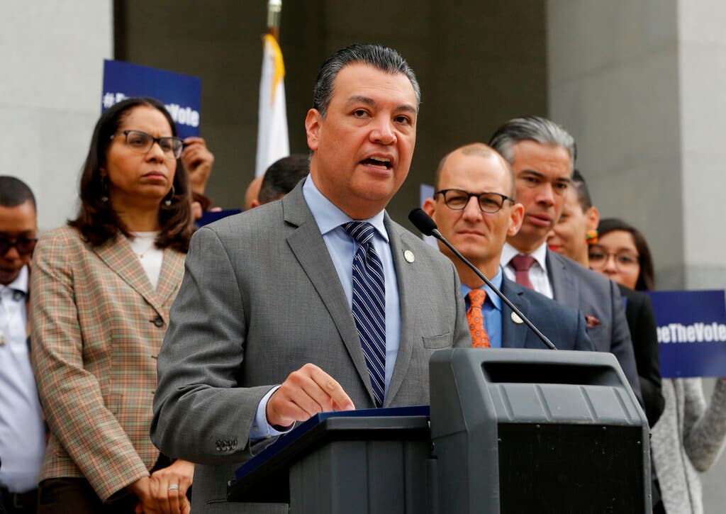Alex Padilla renuncia como secretario de estado para tomar el puesto de senador por California