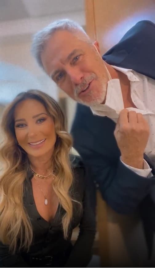 La ex pareja de Gabriel Soto está contenta de realizar el personaje que antes hizo Louvier y ya está acoplándose al equipo de trabajo. En la transmisión en redes sociales tuvo una breve aparición el actor Lisardo Guarinos, quien también es parte de la historia.
