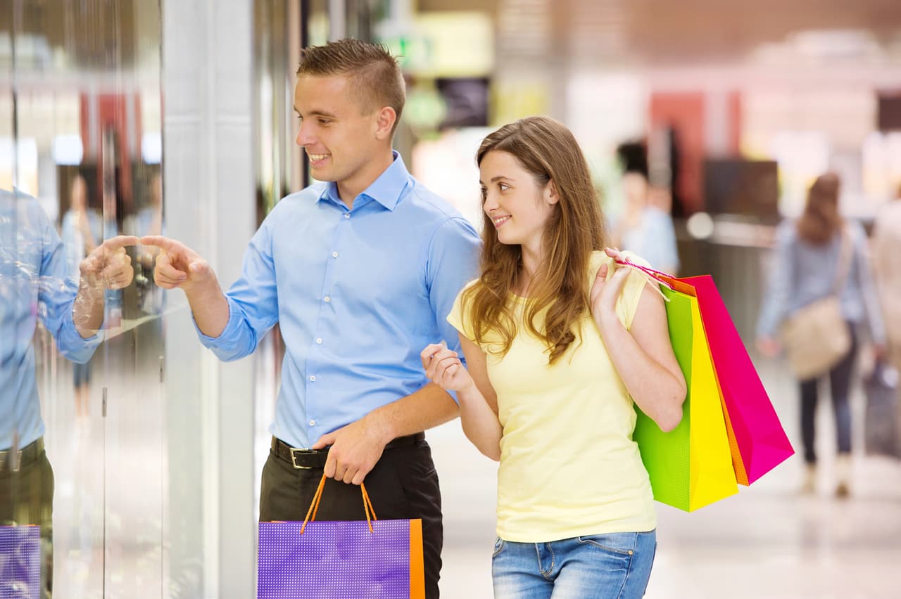 Al visitar un “mall” o una tienda por departamentos, un supermercado o un centro comercial estableces conversación con alguien que te pregunta cosas insignificantes simplemente para entablar la plática que no debes ignorar porque es el inicio de una relación amistosa que puede transformarse en algo más serio, sobre todo si al ver a esa persona te sientes atraído o atraída físicamente.