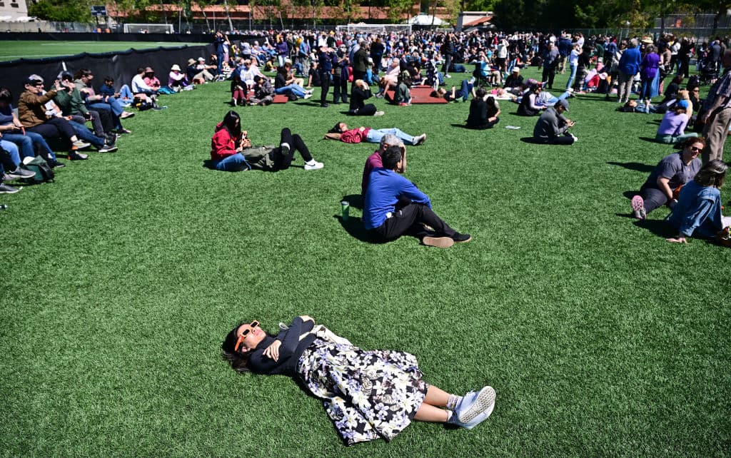 El interés que generó el eclipse solar total llevó a que decenas de personas separaran desde temprano un espacio en las áreas verdes del recinto de Pasadena de Caltech para observar el evento a sus anchas.