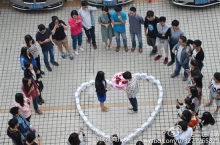 Da gracias por no ser este chico de Guangzhou, que gastó dos años de sueldo en 99 iPhones para conquistar a su novia, y fracasó. Lee la 
<b><a href="https://latest.com/2014/11/proposal-gone-wrong-chinese-man-buys-displays-99-iphones-heart-shape-woman-rejects-proposal/" target="_blank">historia completa</a>.</b>
