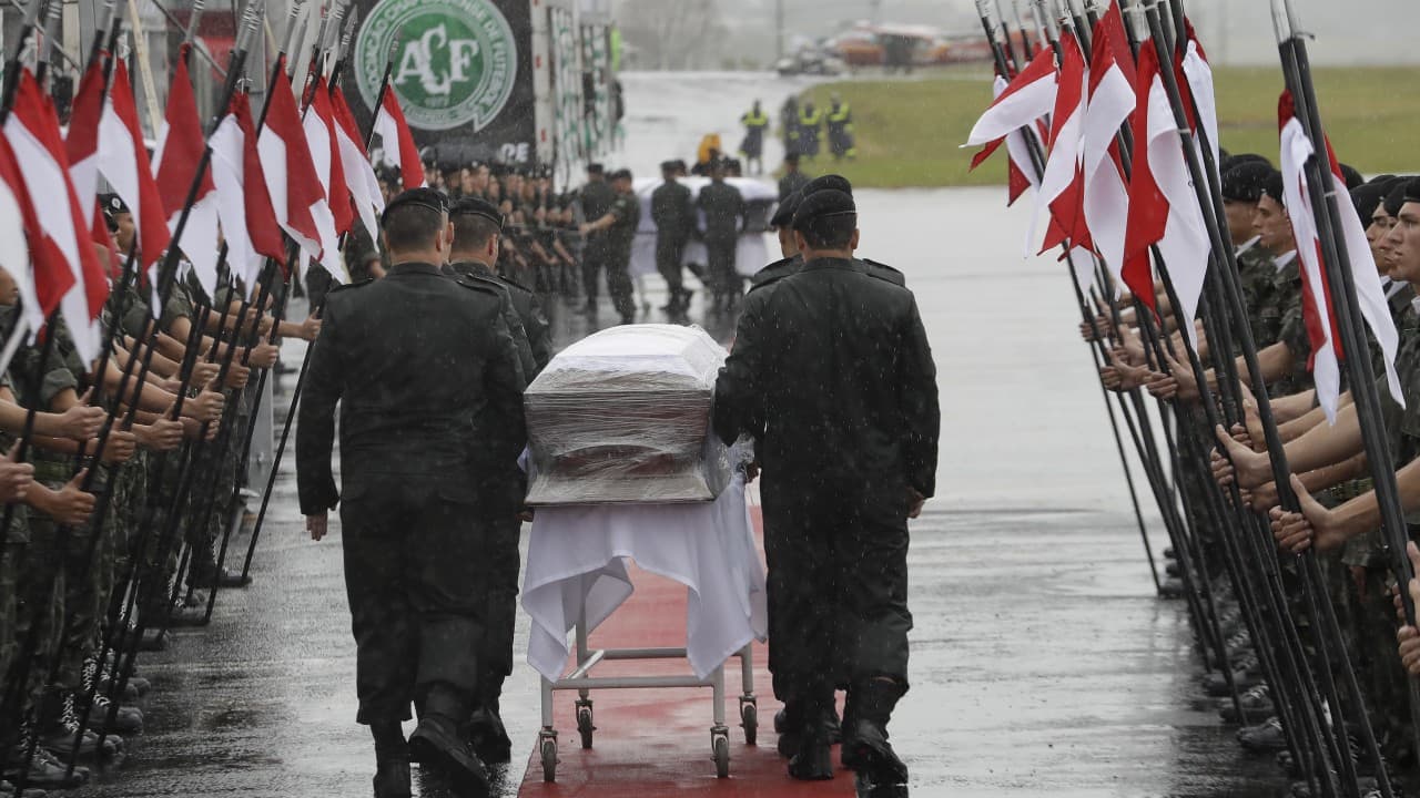 Bajo la lluvia miles de brasileños dan su último adiós a los jugadores fallecidos del Chapecoense