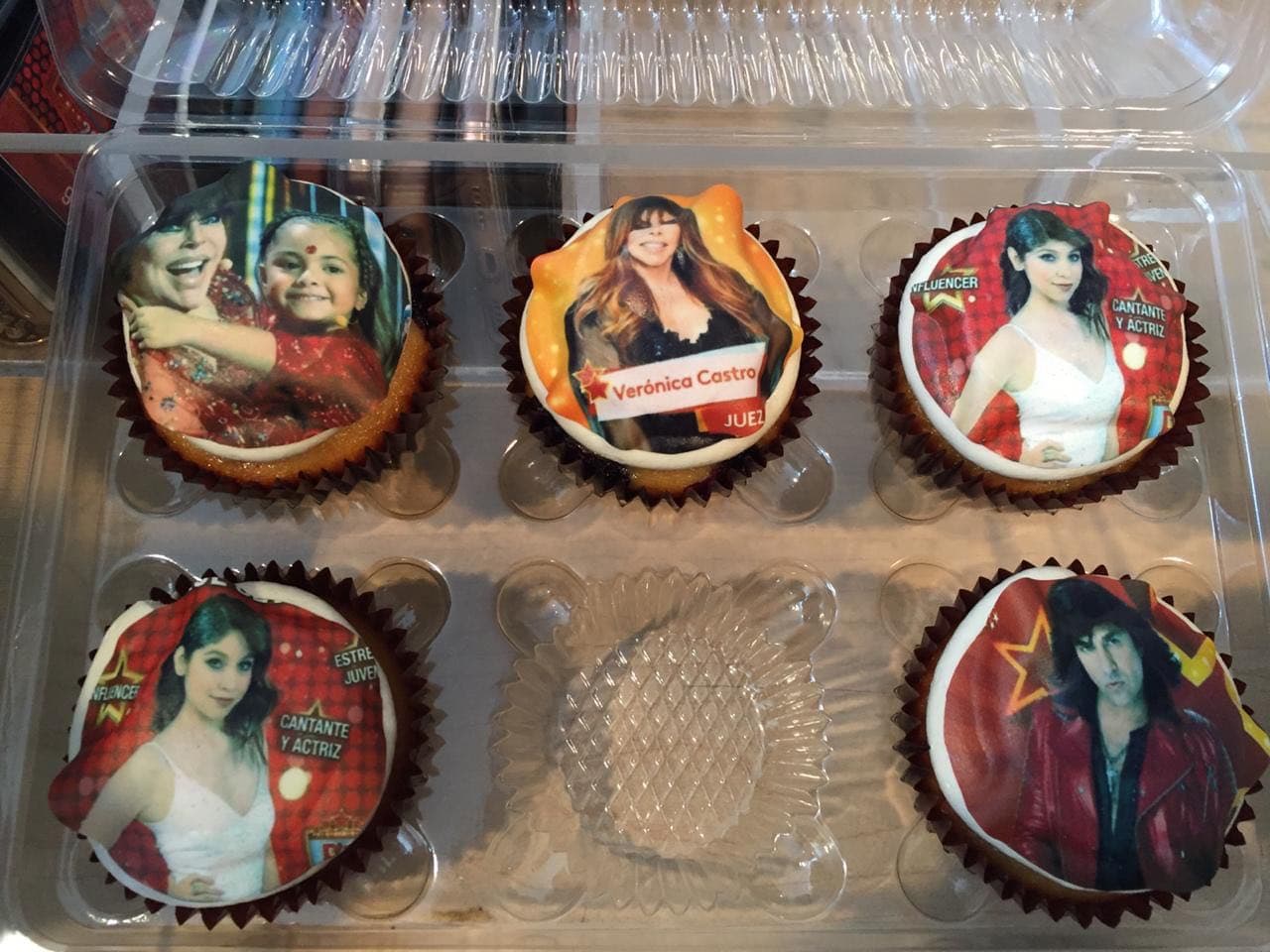 Y es que para Verónica hubo dos versiones de cupcake; una con un retrato de ella sola y otra en la que se ve a al actriz y cantante acompañada con su nieta Rafaela.