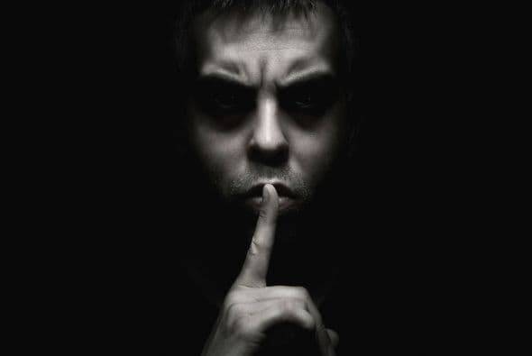 Cuando estos sucesos impactan en las emociones, los afectados comienzan instintivamente a buscar explicaciones que les dejen tranquilos. Las especulaciones se desbocan ante la incertidumbre y la sensación de indefensión, según concluyen diversos estudios que indagan en la necesidad que tienen las personas de controlar su entorno.