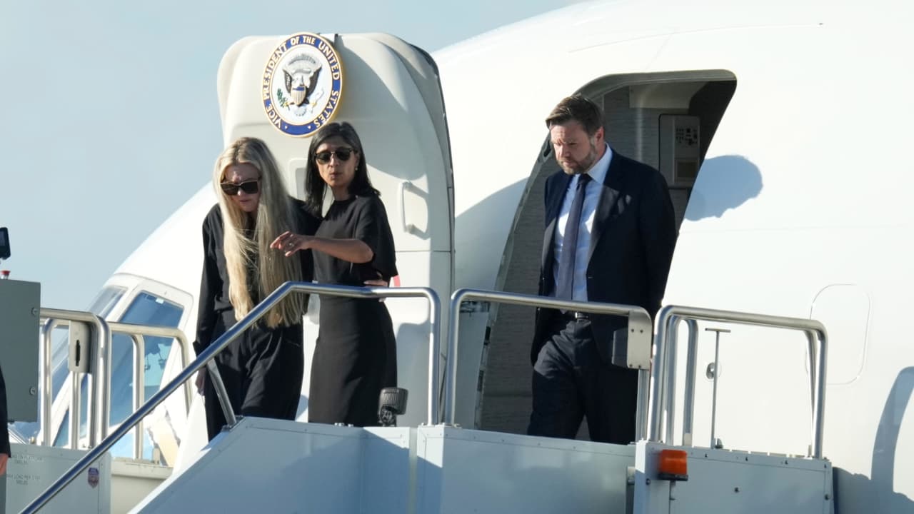 Un día después del asesinato, en 
<b><a href="https://www.univision.com/local/arizona-ktvw/cuerpo-charlie-kirk-phoenix-jd-vance-air-force-two" target="_blank">el Air Force Two fueron trasladados de Utah a Arizona, los restos de Charlie Kirk.</a></b> En la aeronave viajaron 
<b>el vicepresidente JD Vance y su esposa Usha</b>, quienes ofrecieron apoyo sólido a la viuda del activista.
