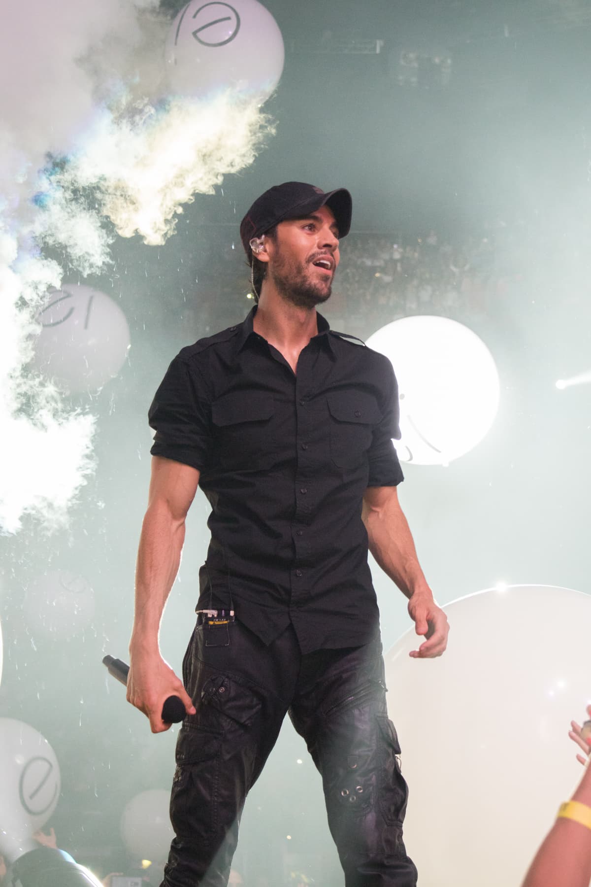 Hasta que salió Enrique Iglesias para robarse los suspiros de sus fanáticas.