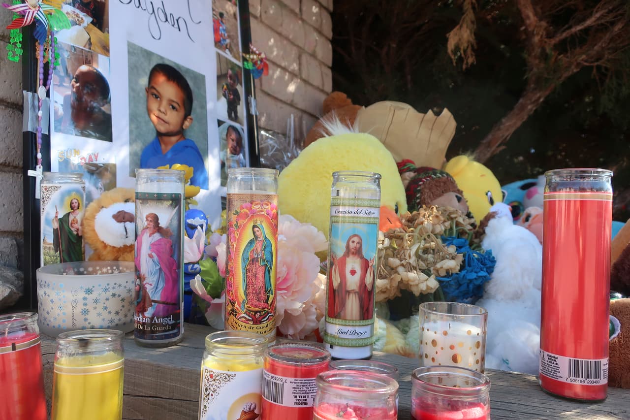 Un altar en memoria de Deshaun Martínez, un niño de 6 años, al que sus padres dejaron morir de malnutrición en Flagstaff, Arizona, según reveló la autopsia.