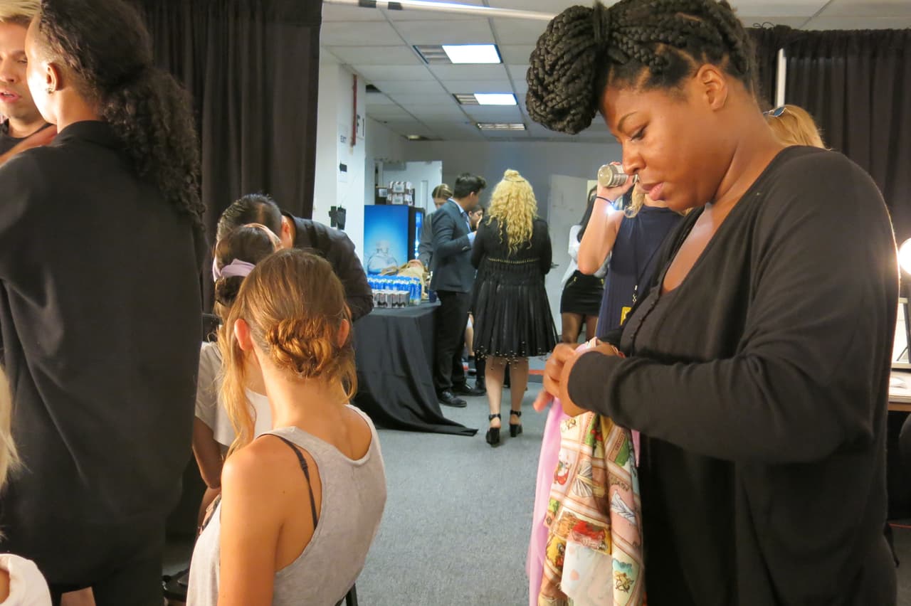 En el look de la mascada hicieron una sola trenza estilo fishtail. La mascada la doblaron en forma de triangulo y luego unieron los dos extremos.
<br>