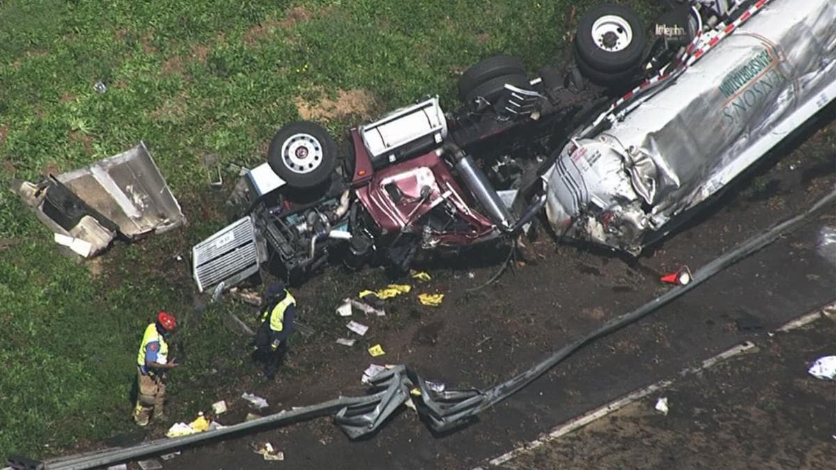 Cuadrillas de limpieza están desplegadas por toda la zona.