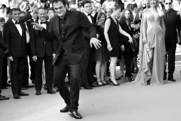 Una increíble foto matizada en blanco y negro, que muestra al director Quentin Tarantino mostrando sus mejores pasos de baile en el marco del festival de Cannes.
