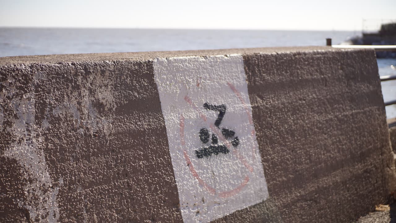 El fuerte oleaje provocó la desaparición de ambas playas. No se permite nadar ni entrar con un clavado.