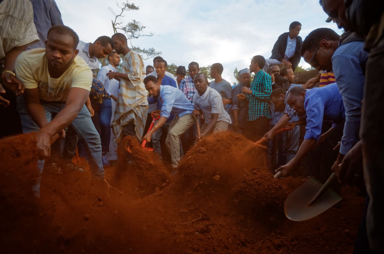 El funeral de una de las víctimas del ataque terrorista. El grupo al-Shabab advirtió que tomaría represalias contra Kenia por el envío de tropas a Somalia desde 2011. El grupo ha asesinado a cientos de personas en ese país y controla parte del territorio de Somalia, donde aspira instaurar un Estado Islámico.