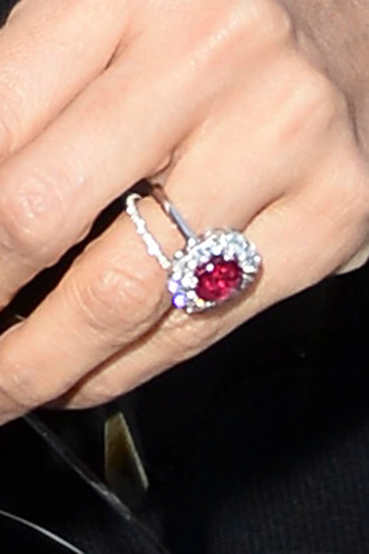 ¿Y qué mujer no estaría encantada de presumir semejante sortija?