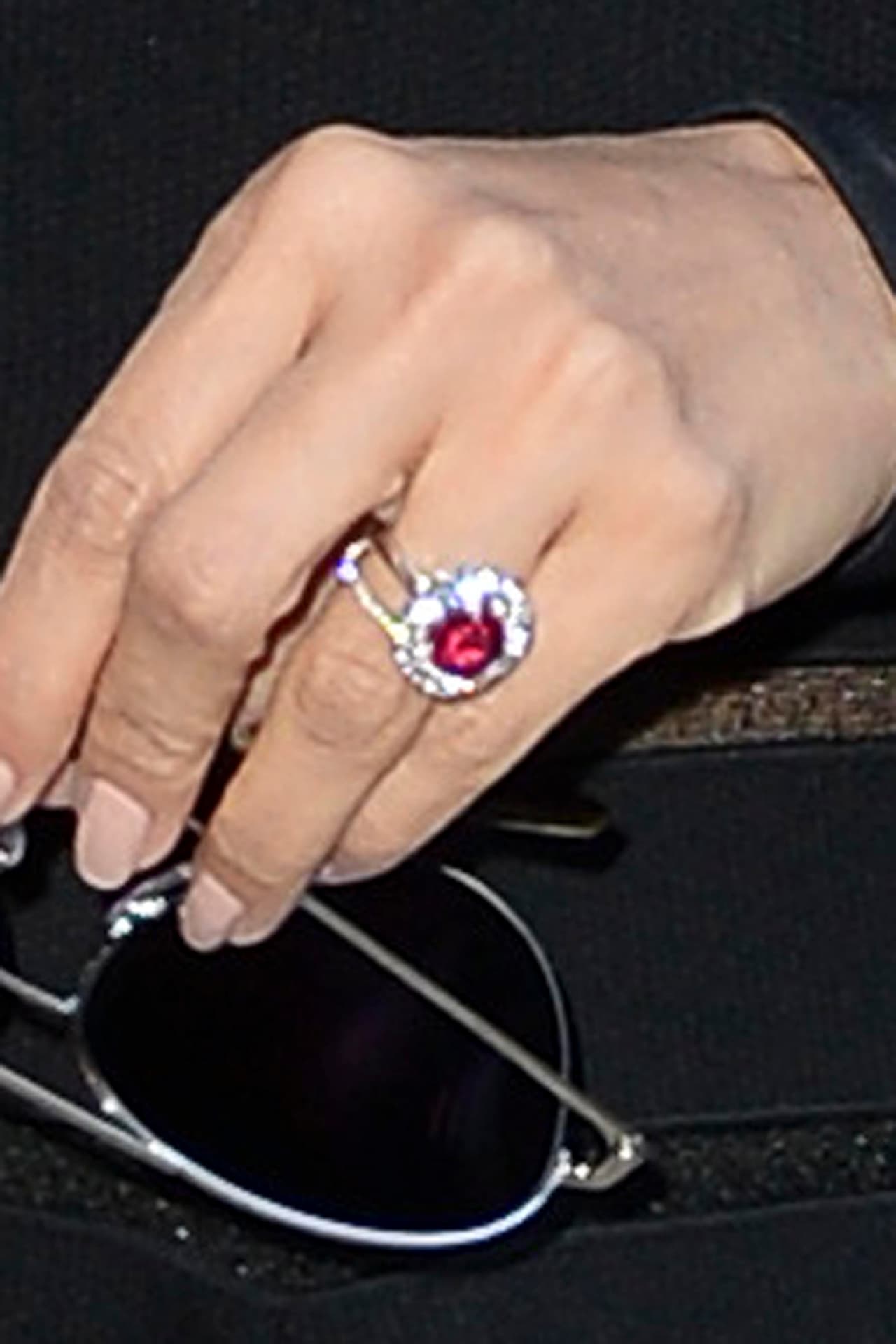 La actriz quiere que el enorme rubí de su mano sea el protagonista de sus conversaciones.