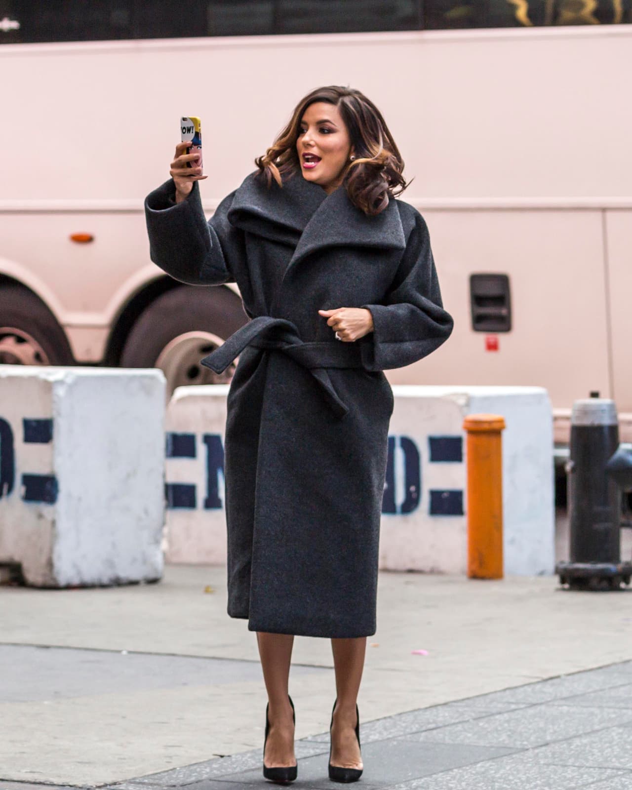 "Después hablaremos sobre la gran boda mexicana", comentó la actriz al programa de televisión, expresando que muy probablemente se añadan toques de la tradición azteca a su enlace de ensueño.