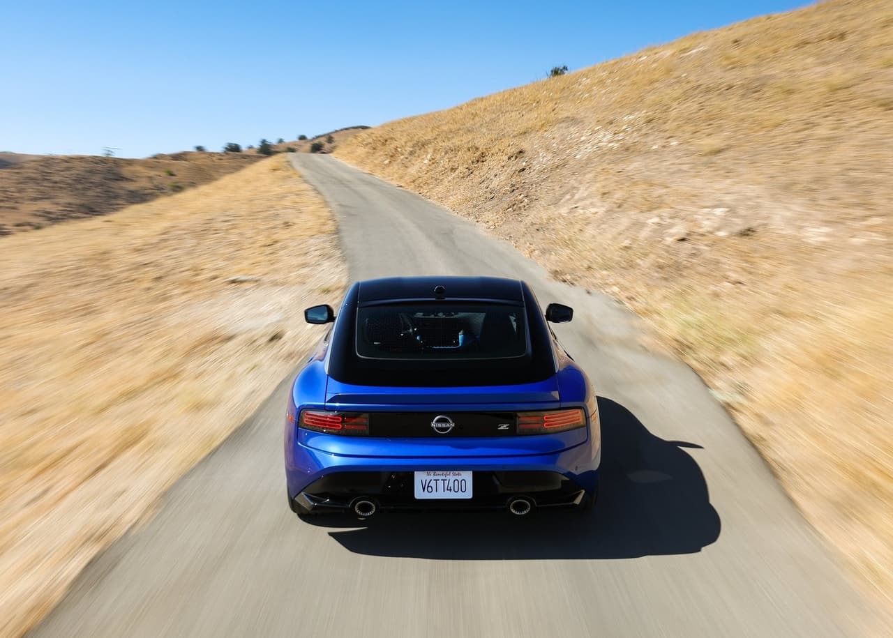 Tomando en cuenta que el 370Z completa esta prueba en cinco segundos, no sería descabellado pensar que el nuevo Z acelere hasta las 60 mph (98 km/h) en aproximadamente 4.3 segundos.