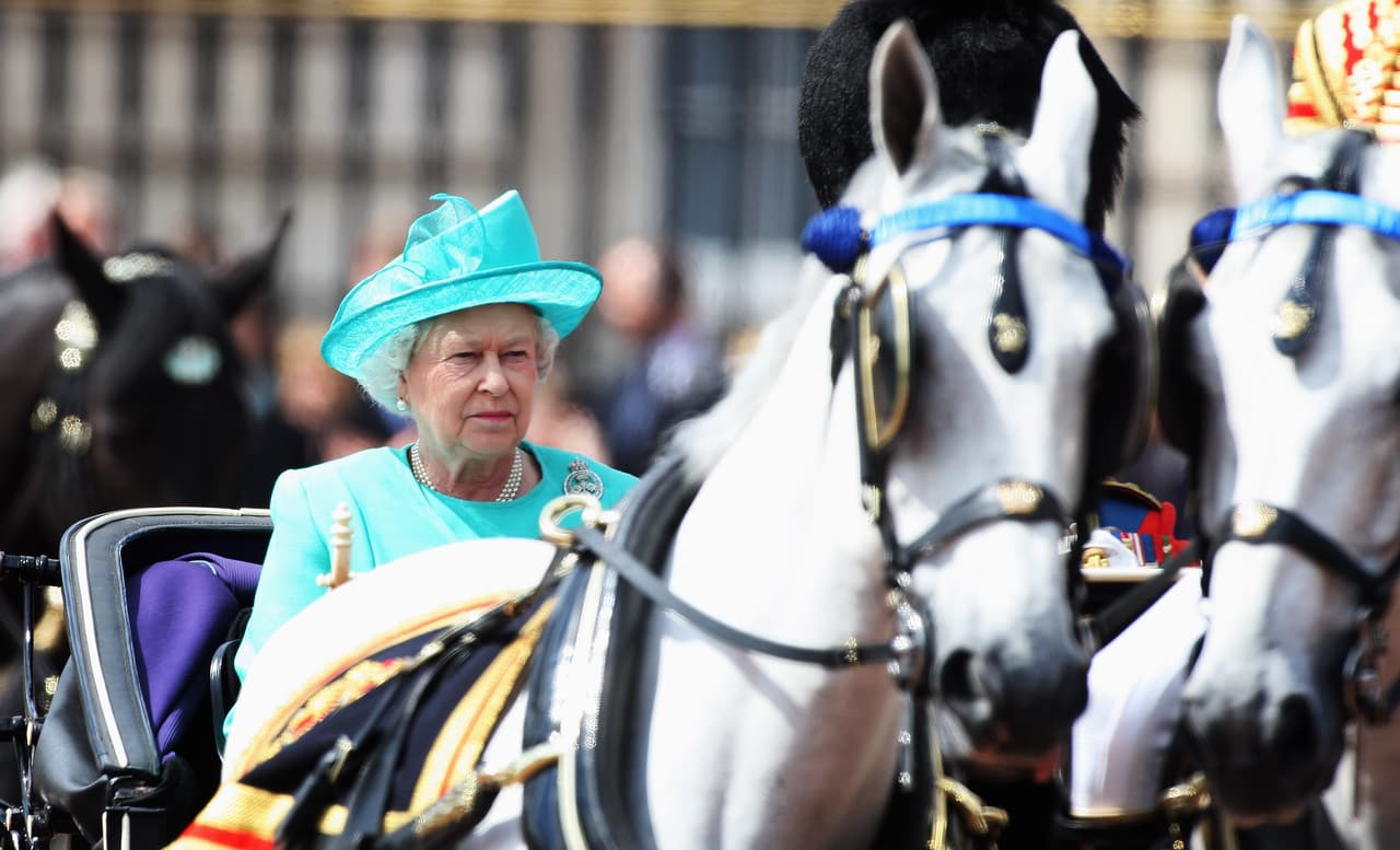 La gran admiración que siente por estos animales hizo que la reina les mandara esculpir dos estatuas tamaño real, las cuales se encuentran en el castillo de Windsor. Dicha obra fue crada por el escultor Robert Rattray y fue nombrada como 'La tormenta de caballos de Windsor Grey'.