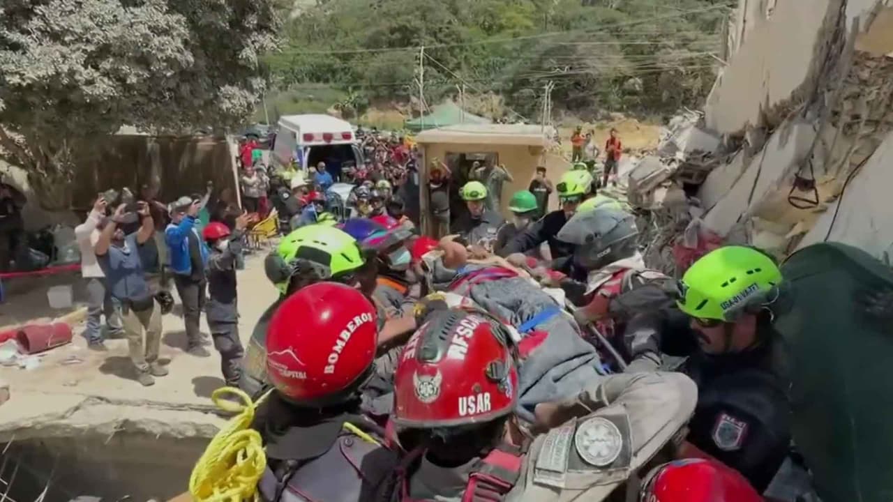 Rescates con vida devuelven la esperanza tras los sismos en Caracas, Venezuela