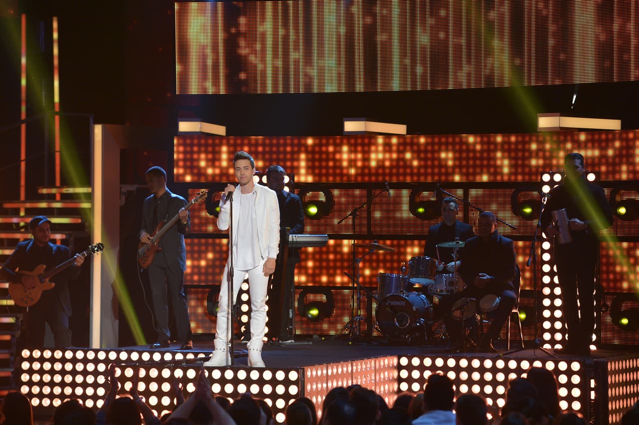 El bachatero fue el encargado de abrir el segundo show de Nuestra Belleza Latina. Y Espinoza, se dio el gustazo de su vida con las bellas en bikinis.