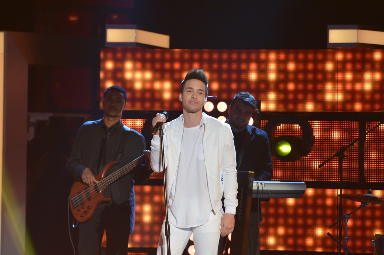 El bachatero fue el encargado de abrir el segundo show de Nuestra Belleza Latina. Y Espinoza, se dio el gustazo de su vida con las bellas en bikinis.