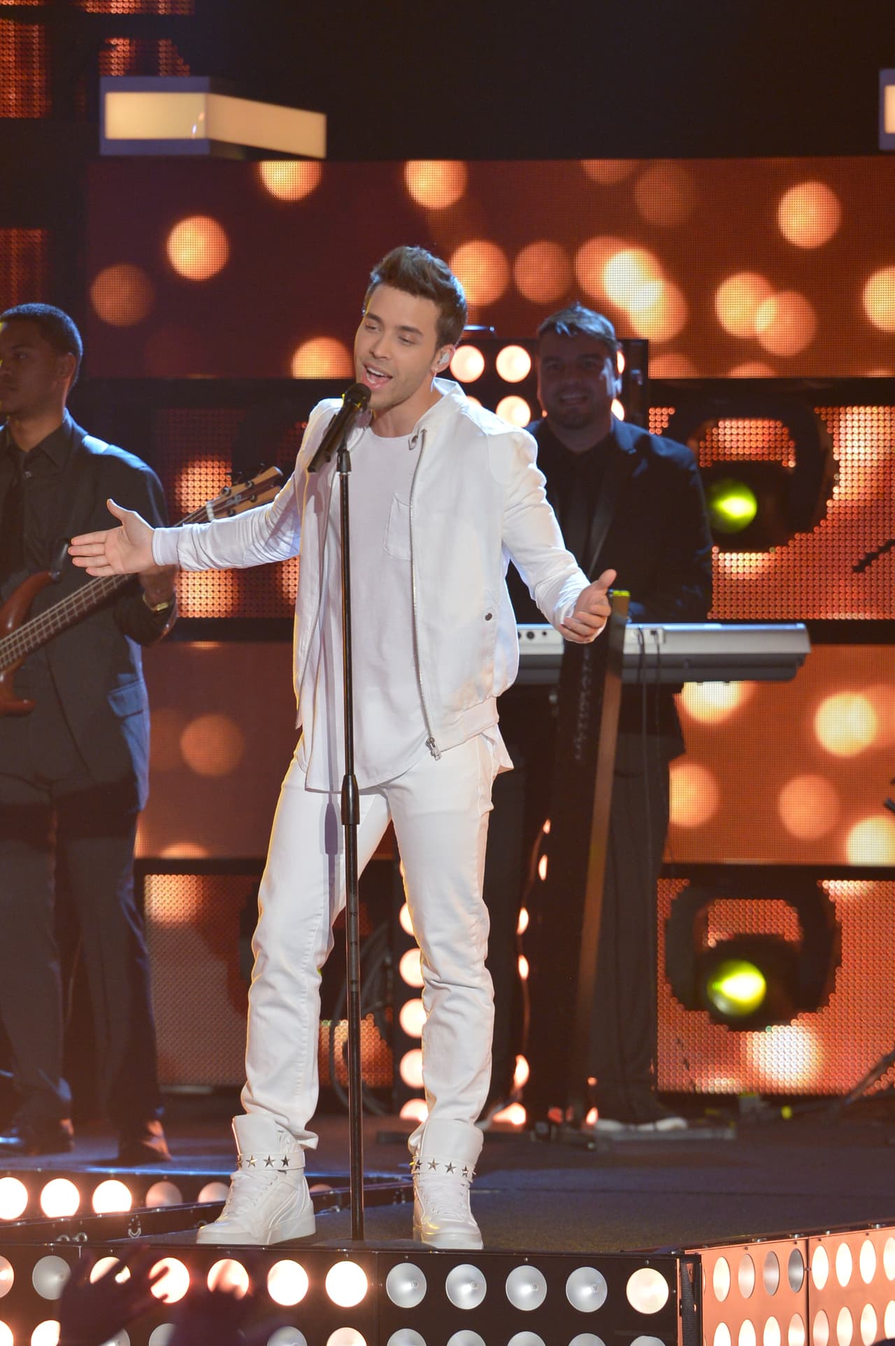 El bachatero fue el encargado de abrir el segundo show de Nuestra Belleza Latina. Y Espinoza, se dio el gustazo de su vida con las bellas en bikinis.