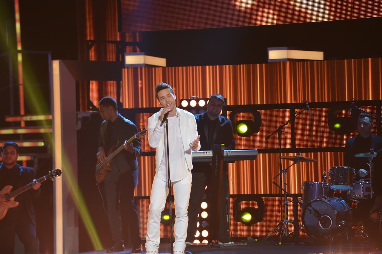 El bachatero fue el encargado de abrir el segundo show de Nuestra Belleza Latina. Y Espinoza, se dio el gustazo de su vida con las bellas en bikinis.