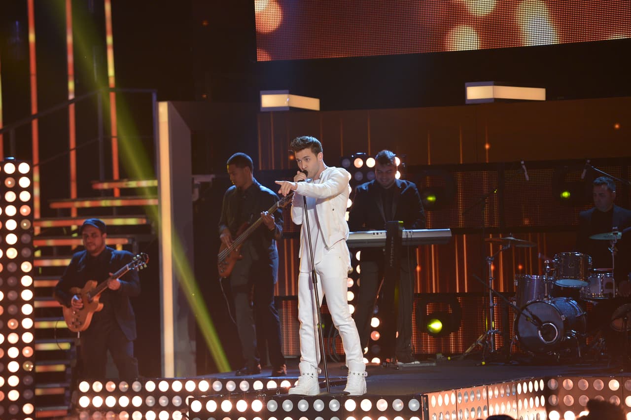 El bachatero fue el encargado de abrir el segundo show de Nuestra Belleza Latina. Y Espinoza, se dio el gustazo de su vida con las bellas en bikinis.