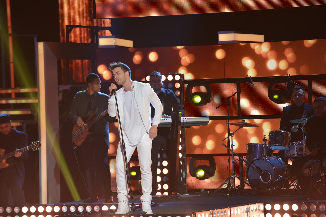 El bachatero fue el encargado de abrir el segundo show de Nuestra Belleza Latina. Y Espinoza, se dio el gustazo de su vida con las bellas en bikinis.