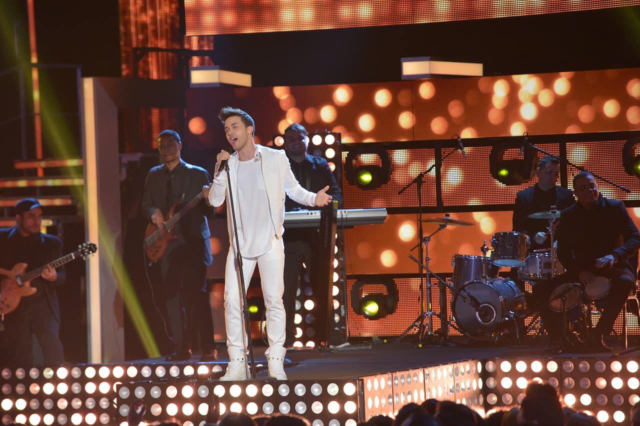 El bachatero fue el encargado de abrir el segundo show de Nuestra Belleza Latina. Y Espinoza, se dio el gustazo de su vida con las bellas en bikinis.