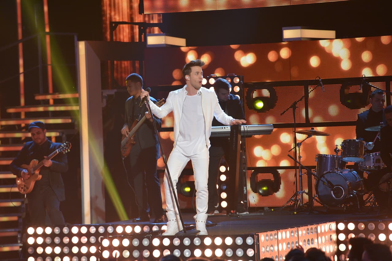 El bachatero fue el encargado de abrir el segundo show de Nuestra Belleza Latina. Y Espinoza, se dio el gustazo de su vida con las bellas en bikinis.