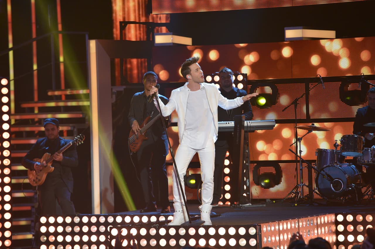 El bachatero fue el encargado de abrir el segundo show de Nuestra Belleza Latina. Y Espinoza, se dio el gustazo de su vida con las bellas en bikinis.