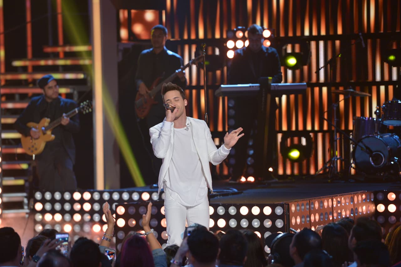 El bachatero fue el encargado de abrir el segundo show de Nuestra Belleza Latina. Y Espinoza, se dio el gustazo de su vida con las bellas en bikinis.