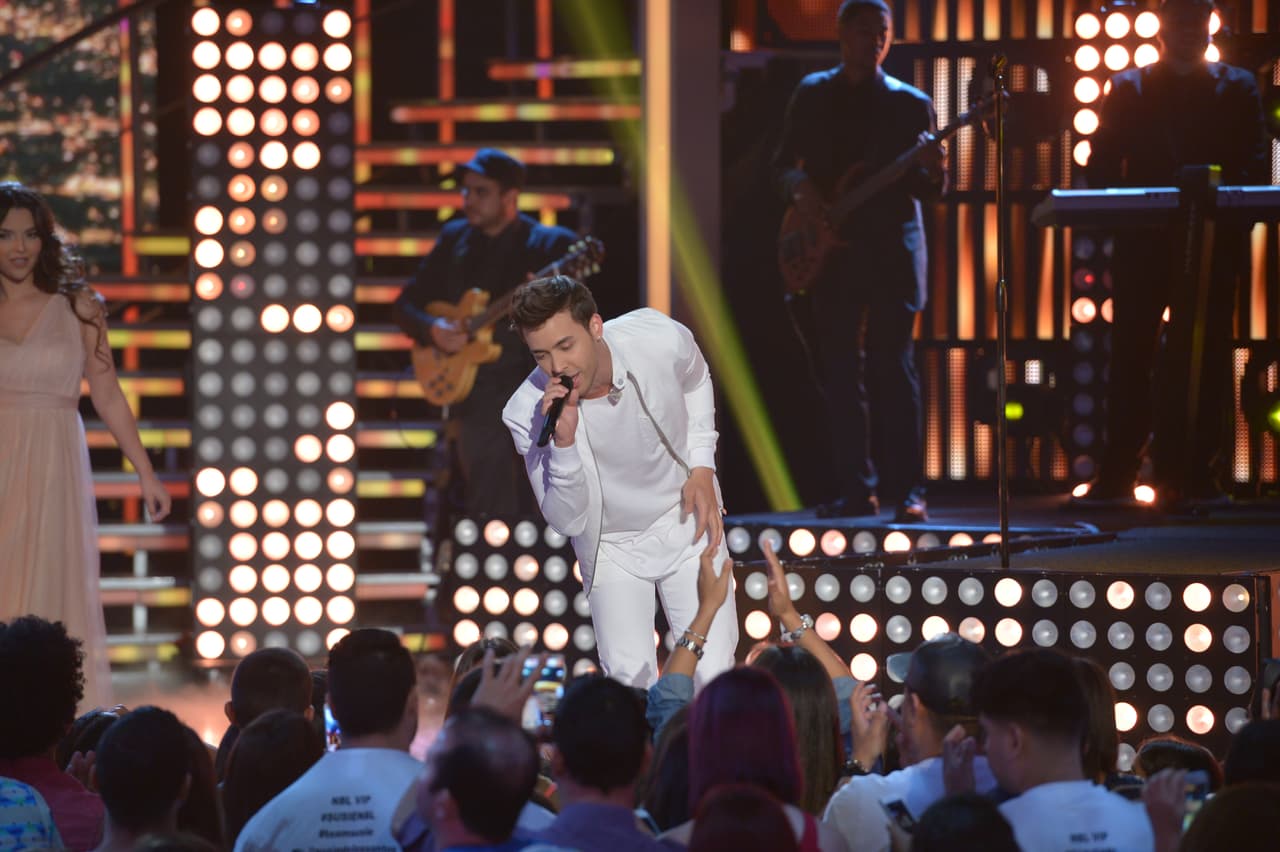 El bachatero fue el encargado de abrir el segundo show de Nuestra Belleza Latina. Y Espinoza, se dio el gustazo de su vida con las bellas en bikinis.