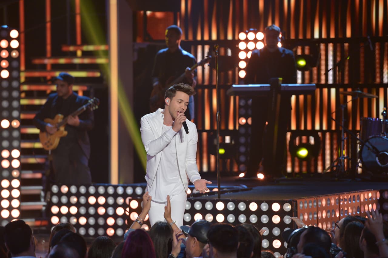 El bachatero fue el encargado de abrir el segundo show de Nuestra Belleza Latina. Y Espinoza, se dio el gustazo de su vida con las bellas en bikinis.