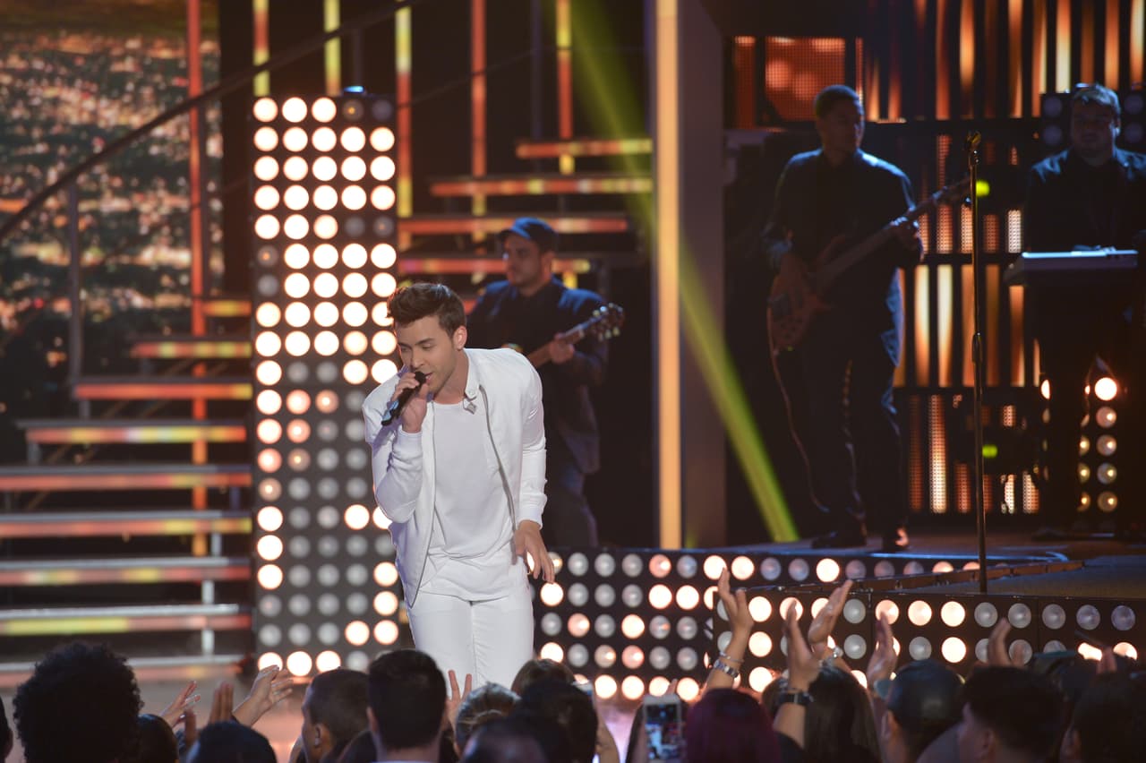 El bachatero fue el encargado de abrir el segundo show de Nuestra Belleza Latina. Y Espinoza, se dio el gustazo de su vida con las bellas en bikinis.