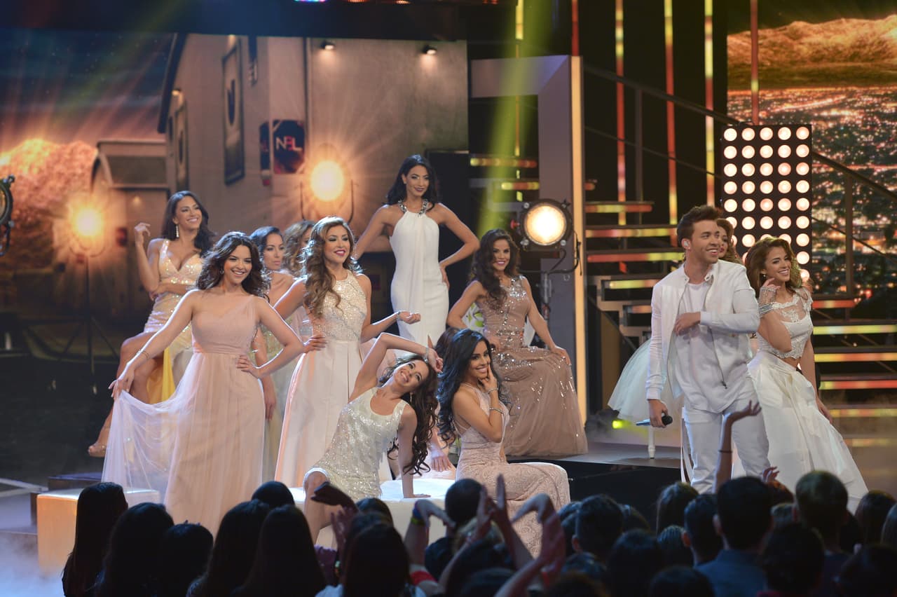 El bachatero fue el encargado de abrir el segundo show de Nuestra Belleza Latina. Y Espinoza, se dio el gustazo de su vida con las bellas en bikinis.