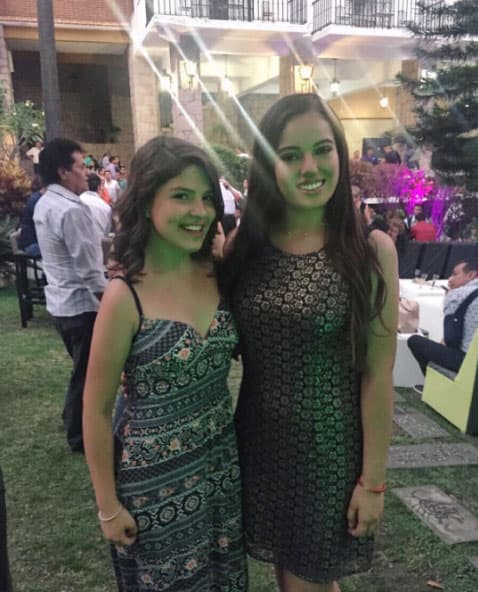 Ambas ya son unas jovencitas y están orgullosas de su padre.