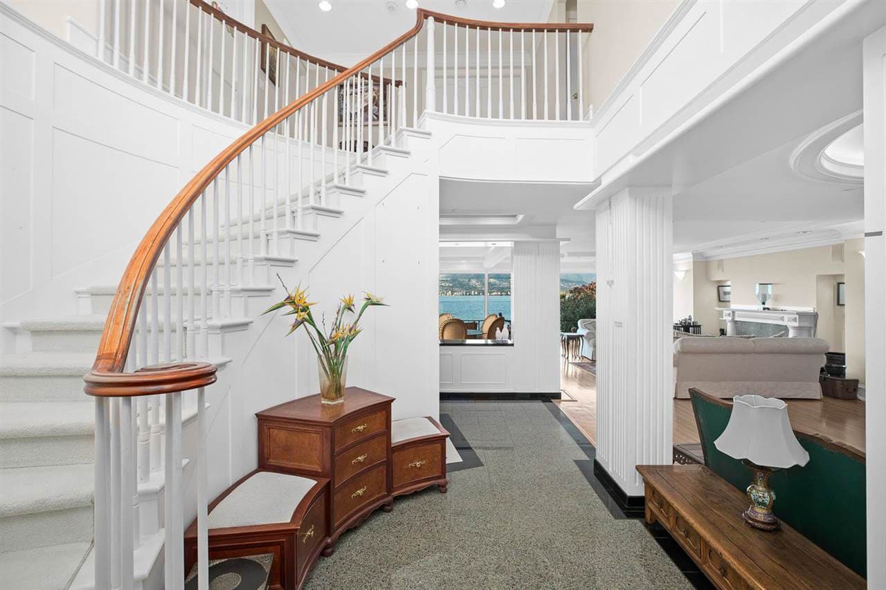 La mansión consta de cuatro niveles.