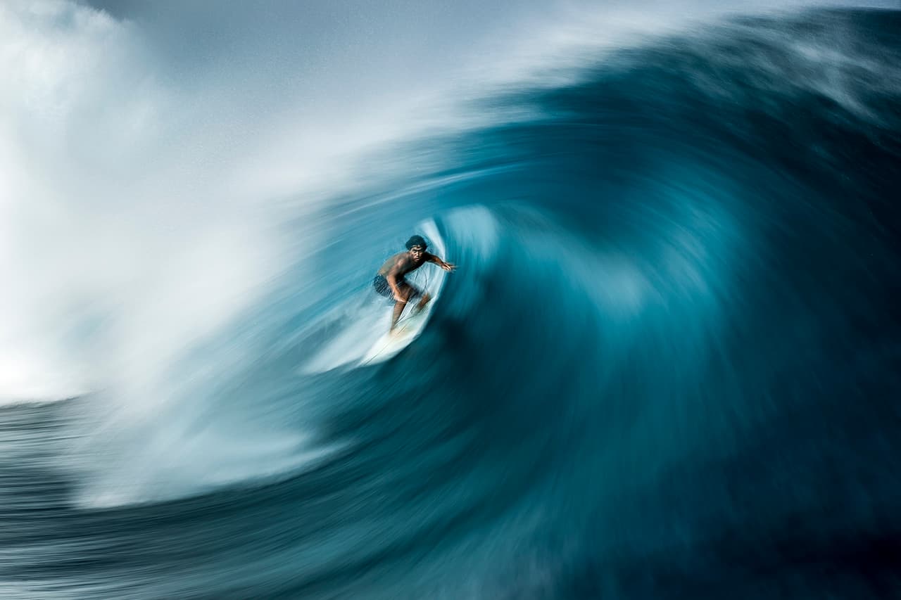 Un surfista corre una ola conocida como ‘teahupoo’ en Tahití, Polinesia Francesa. Fue ganadora del primer lugar en la categoría ‘aventura’, del Premio de Fotografía Oceánica 2021.