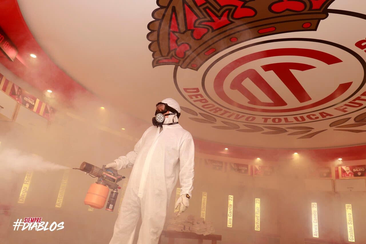 Así se llevan a cabo los protocolos de sanitización en el Estadio Nemesio Diez preparando el regreso del futbol mexicano.