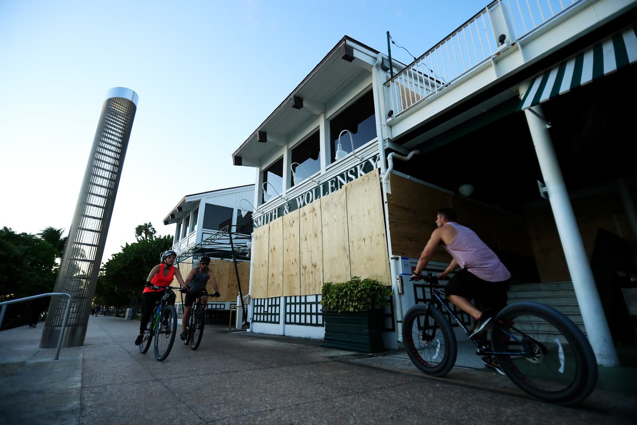 Otros también vieron en la bicicleta una forma de hacer el ejercicio que les hacía falta mientras salen a tomar un poco de aire.
<br>