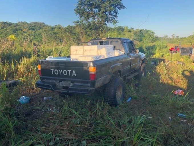 Los narcotraficantes dejaron una aeronave dañada, parte de la carga en una camioneta pick-up y armas de grueso calibre.