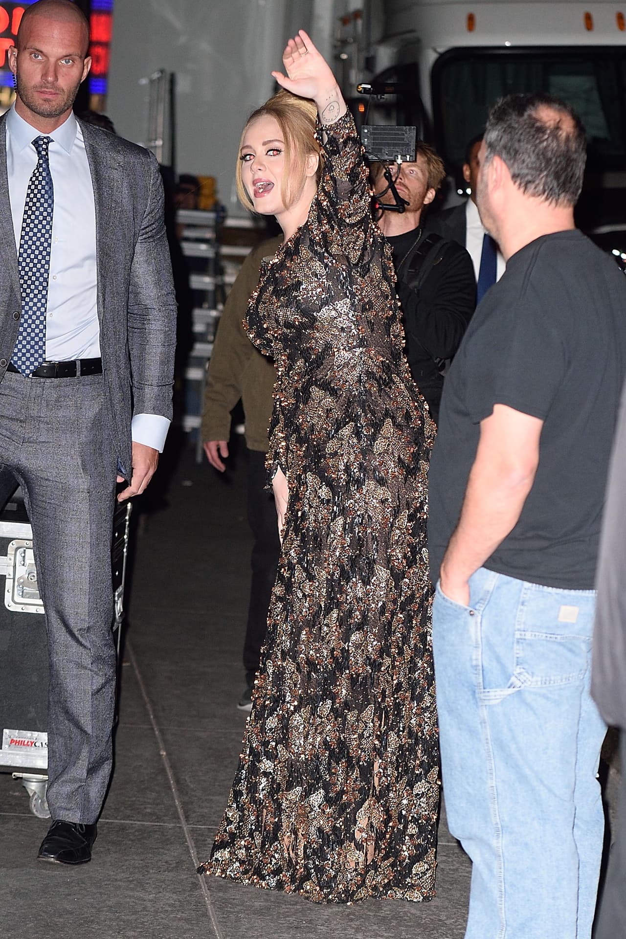 Recuerdas la letra de su canción: "Hello, it's me...", de ahora en adelante se podría cantar algo como "Hello, Adele's bodyguard Its me".