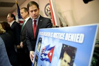 El Senador republicano Marco Rubio (derecha) durante una conferencia de prensa convocada por el exilio cubano de Miami. A su izquierda el congresista Mario Díaz-Balart (R-Florida) y su hermano, el abogado Lincoln Díaz-Balart.