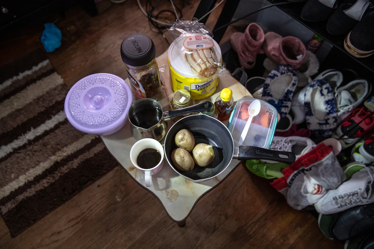 Café, azúcar, papas, miel y otros vegetales, algunos de los alimentos de la familia migrante auto aislada. EEUU rebasó los 4,000 fallecimientos por covid-19. Al igual que Italia y España, el país también superó el número de muertos por coronavirus que reporta oficialmente China, donde se originó la pandemia.