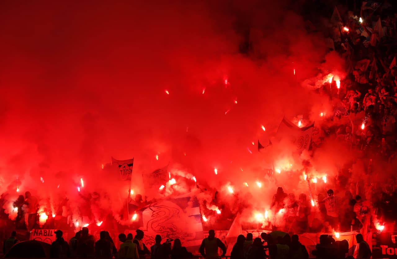Mientras se desarrollaban los actos protocolarios antes del inicio de las acciones entre el Atlético de Madrid y el Marsella, los aficionados ques estaban ubicados en la zona sur del estadio montaron un infierno a base de bengalas. Seguramente, la UEFA sancionará al equipo por el comportamiento de sus ultras, los cuales tienen muy mala fama en Europa.