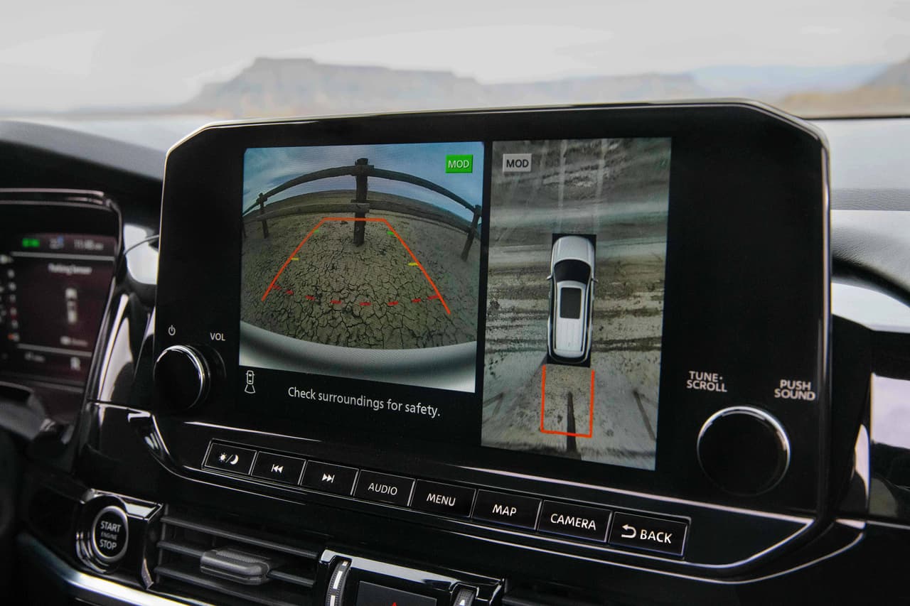 También recibe de serie el paquete Nissan Safety Shield que incluye frenado de emergencia automático con detección de peatones, advertencia de punto ciego, alerta de tráfico cruzado trasero, advertencia de cambio de carril, asistencia de luces altas y frenado automático trasero.