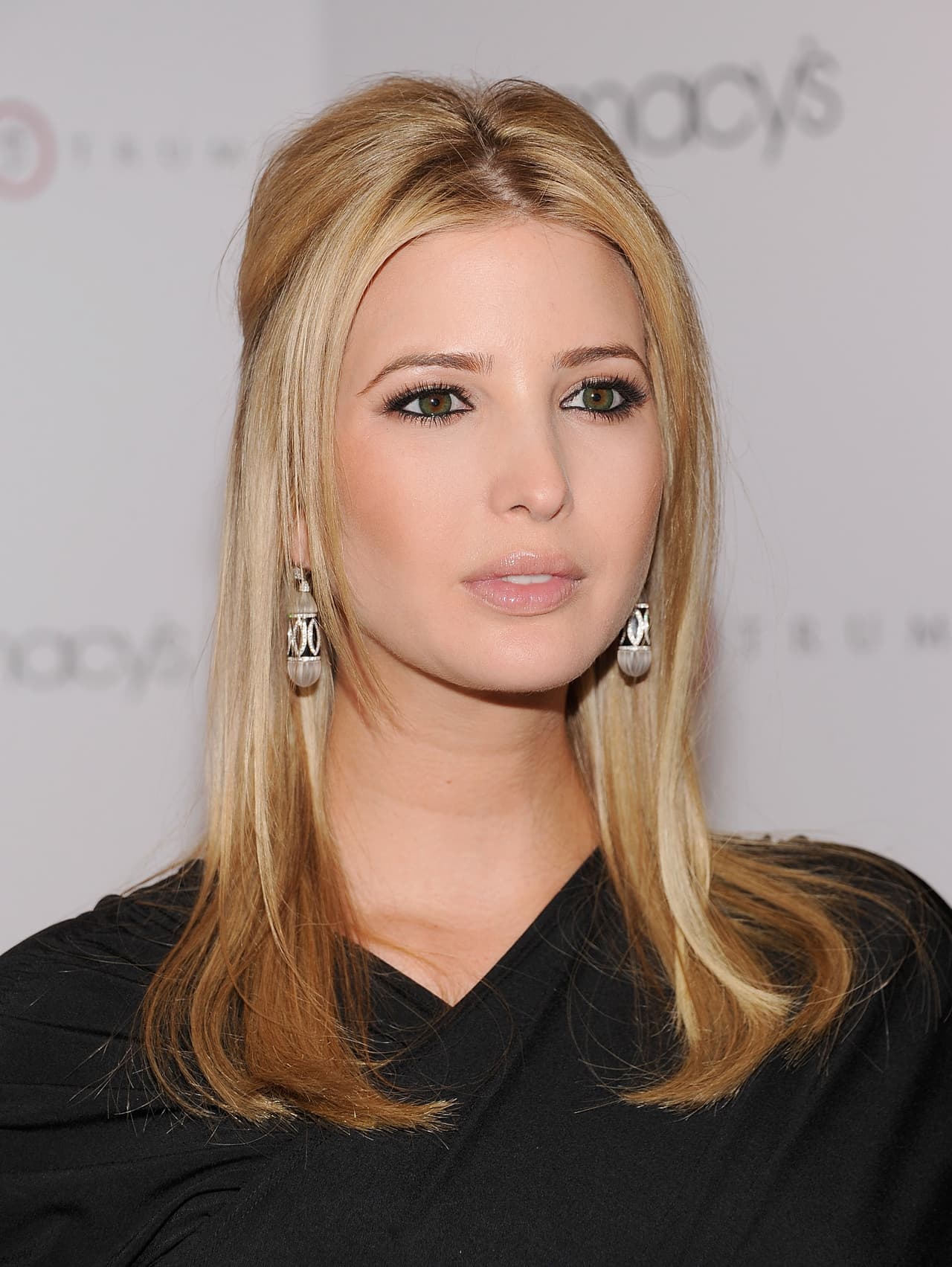La mekeup artist favorita de la hija del presidente
<a href="http://www.univision.com/entretenimiento/quien-es-la-responsable-de-la-belleza-de-ivanka-trump-una-mexicana"> <b>es la mexicana Alexa Ardulfo</b></a>
<b>, </b>quien ha trabajado para íconos de estilo como Carolina Herrera.